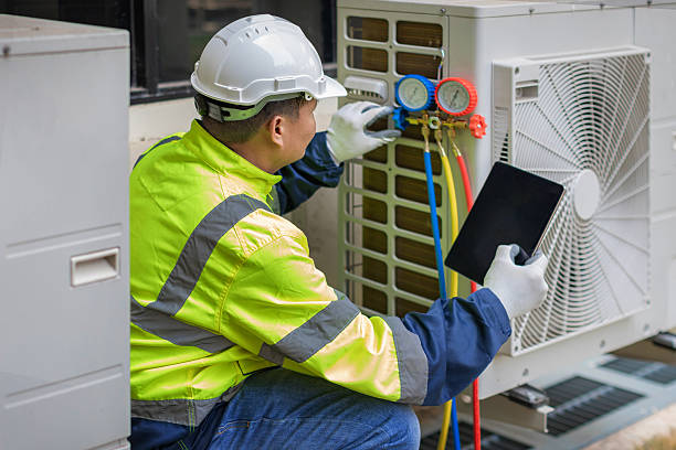 Professional Hvac technician working in Oak Park, MI